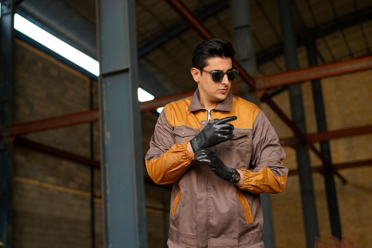 ضرورت استفاده از لباس کار؛ چرا خرید لباس کار استاندارد برای هر محیط کاری ضروری است؟